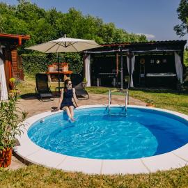 Peaceful countryside retreat with pool, hot tub & sauna, Hotel in Pleškovec