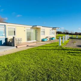 2 Bedroom Chalet SB35, Sandown, Free Wifi, Dog Friendly, hotel in Sandown