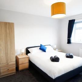 6 Person Home Near Airport and Manchester City Centre with Free Parking