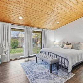 Stay in the heart of Medford, viešbutis mieste Medfordas