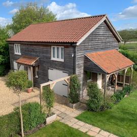 The Tea Barn, an entire cosy guest accommodation with small garden and breakfast included, in the quiet small village of Hawkeridge with a pub one minute walk away!, hotel in North Bradley