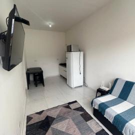 Casa com 2 Quartos, ar condicionado, cozinha e lavanderia completa, até 2 carros, hotel in Paranaguá