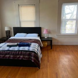 몰던에 위치한 호텔 Bright Studio Near Boston -- T -- Washer, Dryer, Parking