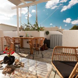DM Seaside House, hotell i Perissa