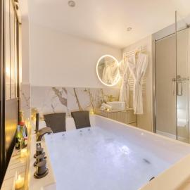 Premium Spa Suite Jacuzzi Hot Tub Massage Chair near Paris Eiffel Tower-Stade de France-CDG Airport