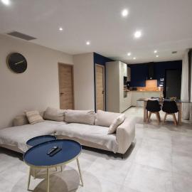 SUPERBE APPARTEMENT porte de la Cité Médiévale à SOMMIERES entièrement rénové très bien équipé 6 pers balcon clim parking privé devant