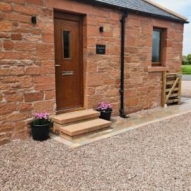 Cosy wee cottage -modern, open plan, parking, EV، فندق في Glencaple