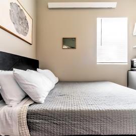 Cozy Micro Suite Unit 8 Sleeps 2 Minutes to Downtown