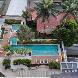 Duplex Luxuoso 2Q com Varanda Gourmet em Cond. c/Piscina aquecida | Sauna | Garagem | Academia | Wi-Fi | Ar | Portaria 24h| Perto de tudo no Setor Bueno, Hotel in Goiânia