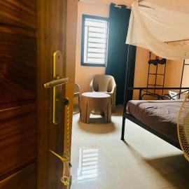 Chambre avec sa salle de bain proche de la plage et de saly, hotell i Mbour