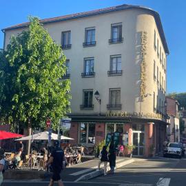 Logis Hôtel du Commerce, hotell i Volvic