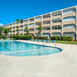 Golden Gem Cosy Apartment with pool & garden view, hotel i Saint James