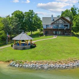 Cozy Cabin Style Lake House w Theatre Room & Dock، فندق في سيفيرفيل
