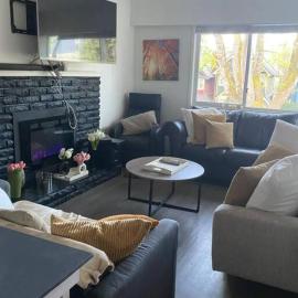 Quiet-comfy 3 bedroom house on a tree lined street in Kitsilano
