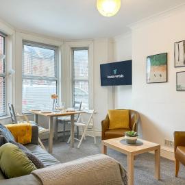 NEW - Spacious & Stylish 3 Bedroom Home in Folkestone, Hotel in Folkestone