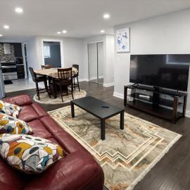 Cozy 3-Bedroom Caledon Basement Suite with Private Entry, Full Kitchen, WiFi, Laundry & Spacious Backyard Patio - 5 Mins to Brampton - Great for Families, Groups & Long Stays!, hotel a Caledon