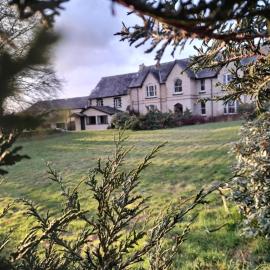 Family-Friendly Devon Farmhouse, sleeps 11, with Indoor Heated Pool, Dartmoor Views & Tarka Trail Access