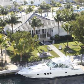 Amamare Waterfront Villa | Pool + Private Dock, hotel din Bailey Town