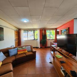Comfortable fully equipped apartment just 6 kilometers from Manuel Antonio, with parking and fast WiFi, hótel í Quepos