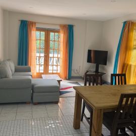Peaceful 2BR Apartment - Walk to Mall & Transit โรงแรมในChoc