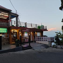 Lamahatta Clouds Hotel & Restaurant, hotel sa Takdāh