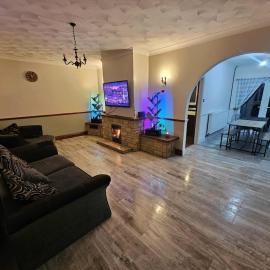 3-Bedroom Bungalow with Parking, Garden, WiFi & Jacuzzi Bath, hotel in Mynachlogddu
