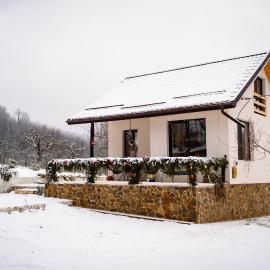 Căsuța din deal, hotel i Moşteni Greci