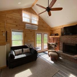 Cozy stream-side cabin, hotel in Lanesborough