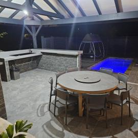 Évasion Créole Détente tropicale avec piscine, jacuzzi et plage à proximité!