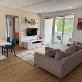 Two bedrom Modern Flat near Ljubljana Private Garage &Balcony, hotel in Dobrova