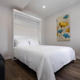 Cozy Cove Retreat, Private Suite with Separate Entrance Near Friday Harbour, Barrie & Lake Simcoe, hotel in Innisfil