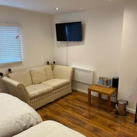 Large Twin Room in Chobham