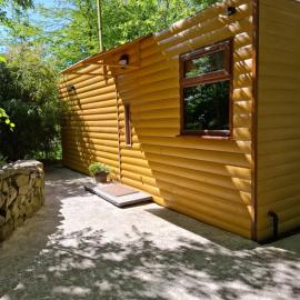 The Swallow's Return LogCabin, Carlingford, A91D954, hotel in Carlingford