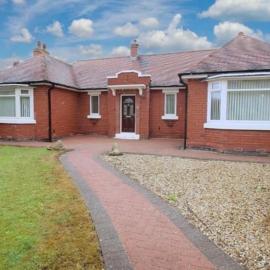 Spacious Dinnington bungalow, hotel in Dinnington