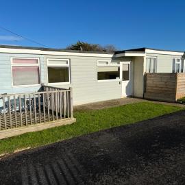 2 Bedroom Chalet SB40, Sandown Bay, Dog Friendly, Free Wifi, hotel in Brading