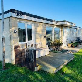 2 Bedroom Chalet SB67, Sandown, Dog Friendly, Free Wifi, hotel in Sandown
