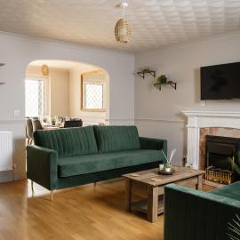 Spacious 5 Bed - Sleeps up to 11 - Contractors and Long stays Welcome - Large Private Driveway, hotel in Swindon