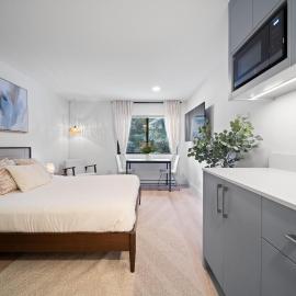 The Alpine Alcove w Pool & Hot Tub, hotel in Whistler