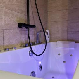 ESCAPADE Sereine - Studio Balnéo à Laval, hotel en Laval