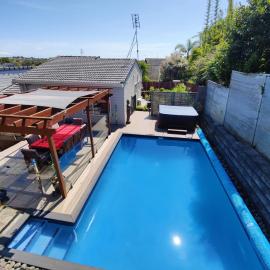 Private Beach House with Heated Pool & Hot Tub, hotel in Auckland