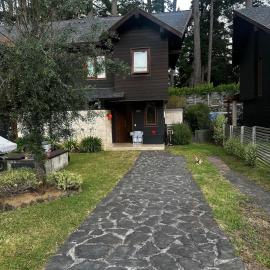 Hermosa Casa Familiar en Parque Pinares Pucón, hotel a Pucón
