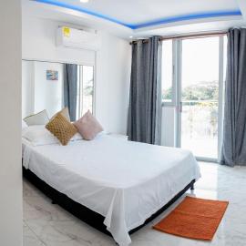 Modern Oasis 3 min to Airport 5G WiFi Parking, hotel in Los Garzones