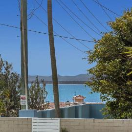 Oscar's Beach House, 14 Tomaree Rd - pet friendly, air con, Wi-Fi, Linen