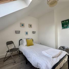 Egham Modern Two Bedroom Apartment, hotel in Egham