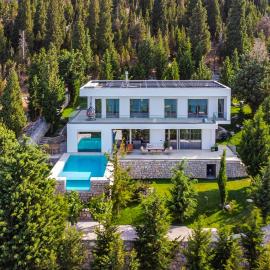 Lake Whisper Villa Pool & Amazing Views by PikHost, hotel in Shirokë