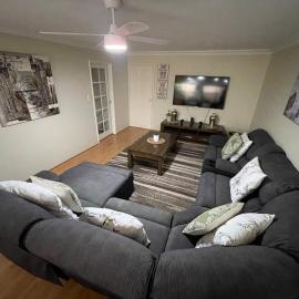Wannanup Retreat - Spacious Home - Sleeps Up to 8 - Pet Friendly, Hotel in Wannanup