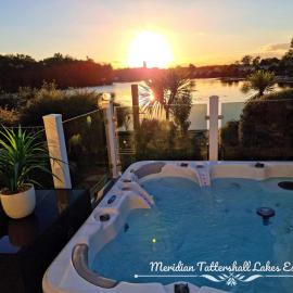 Meridian Tattershall Lakes Escape - Lakeside Lodge Caravan with a Private Fishing Peg at Tattershall Lakes Country Park LUXURY HOT TUB, hotel in Tattershall
