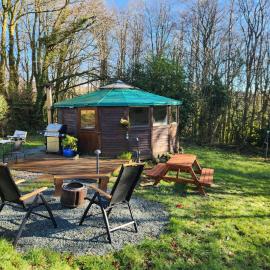 Galtee Glamping in wooden yurt، فندق في ميتشيل ستون