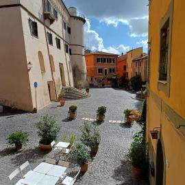 A casa di Giuseppe e Tiziana - Frascati centro storico 30 min di treno da Roma, hotell i Frascati