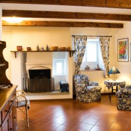 Family typical house in historic center, hotel di Domaso